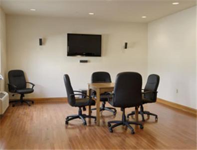 Super 8 By Wyndham Bowling Green North Facilities photo